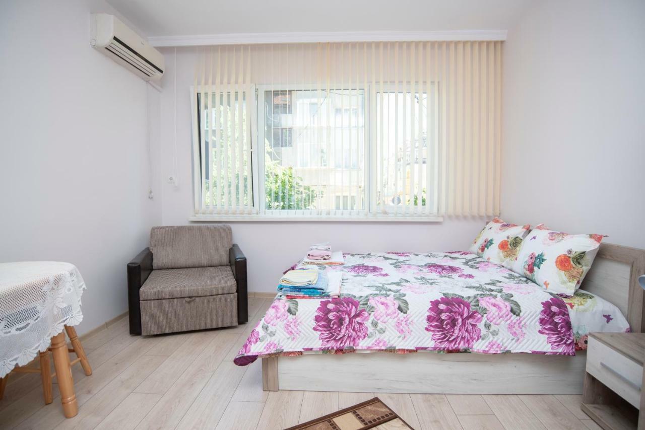 Lynn'S Oasis-Ocean Touch In Core Downtown Apartment Burgas Exterior photo